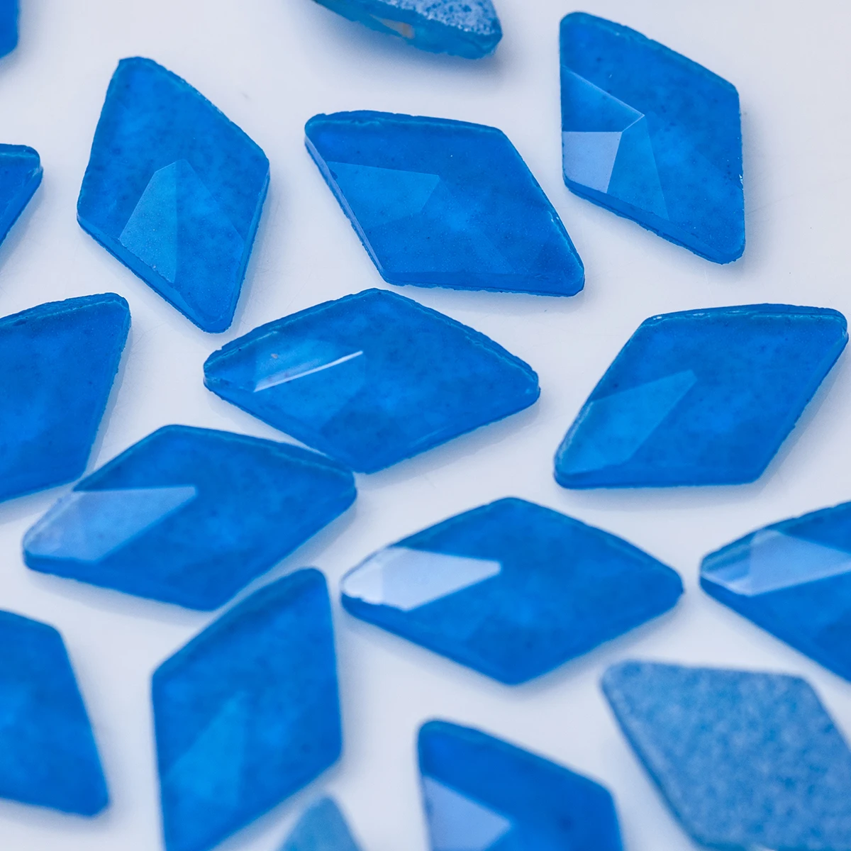 20pcs Кристали за дизайн на ноктите под формата на диамант 6x10 mm, с плоска обратна страна, многоцветни корейски модерен 3D кристални камъни за аксесоари за нокти 